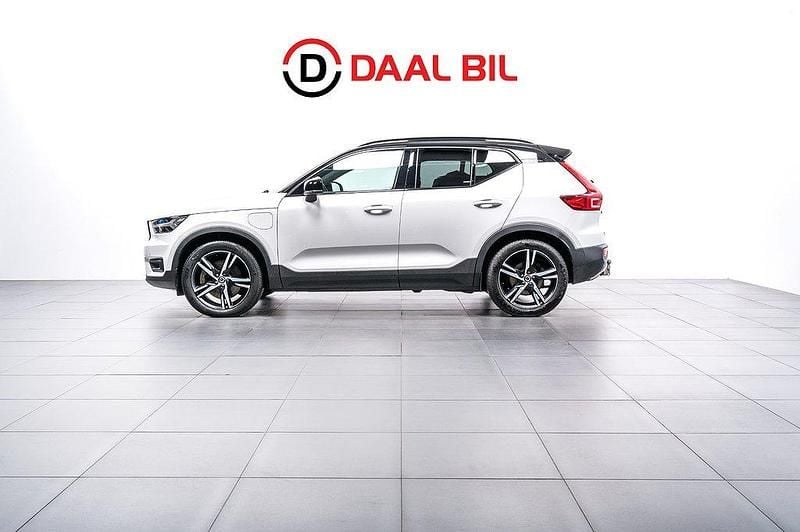 Vit Begagnad 2020 Volvo XC40 R-Design SUV | 299 700 kr (Marknadspris) - Bild 1/4