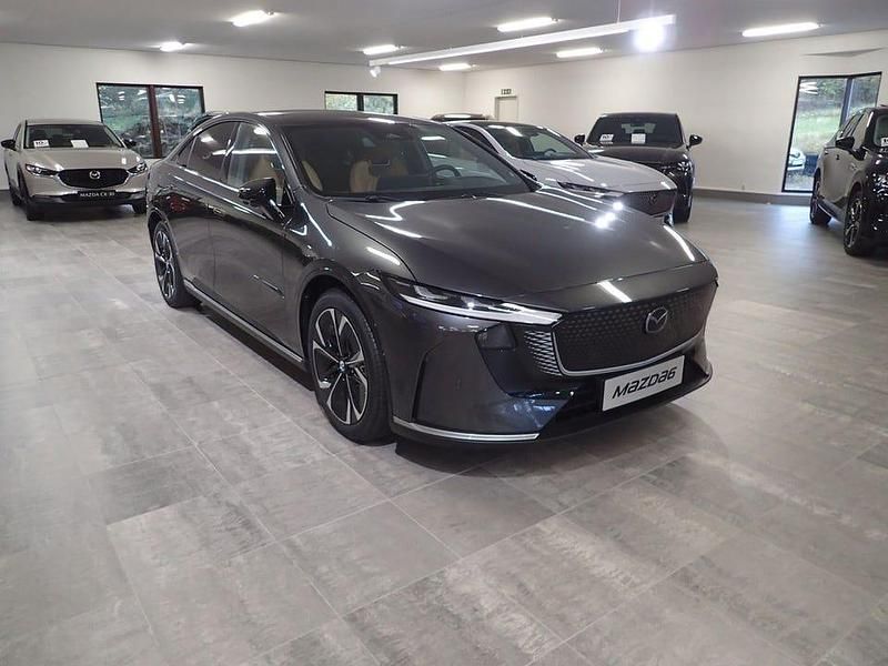 Grå (machine gray metallic) Ny 2025 Mazda 6e Takumi-Line Sedan | 482 900 kr (Marknadspris) - Bild 1/4