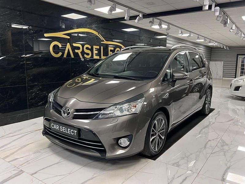 Mörkgrå (grå) Begagnad 2017 Toyota Verso Active Minibuss | 169 000 kr (Lite dyr) - Bild 1/4