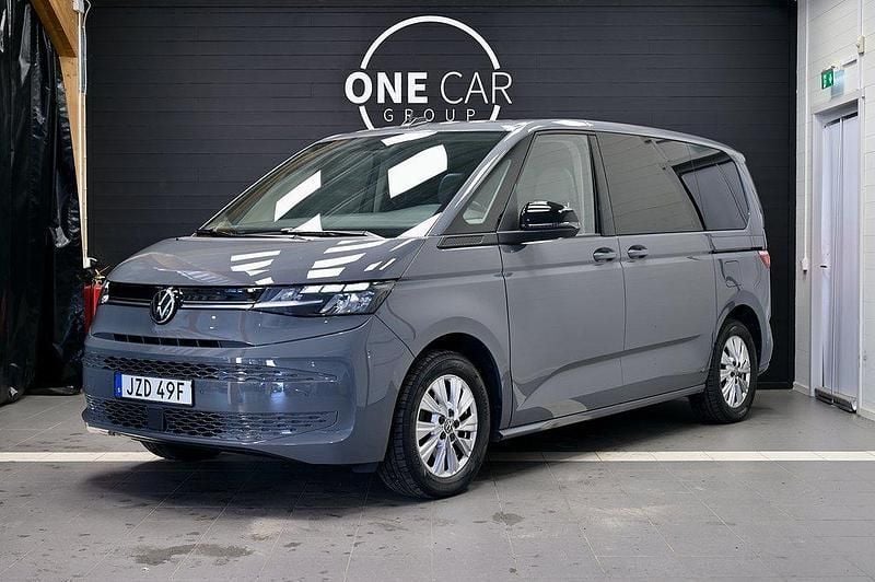 Grå Begagnad 2022 VW Multivan Life Minibuss | 519 800 kr (Lite dyr) - Bild 1/4