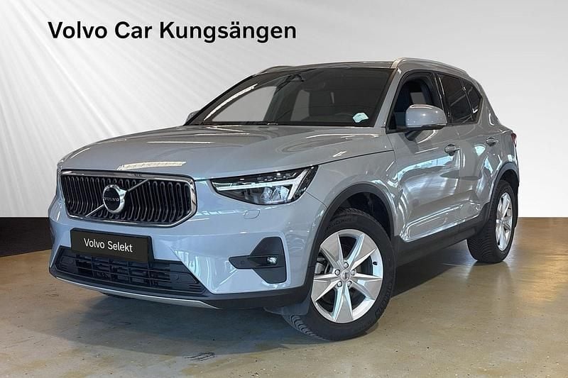 Grå Begagnad 2023 Volvo XC40 Core SUV | 349 900 kr (Bra pris) - Bild 1/3