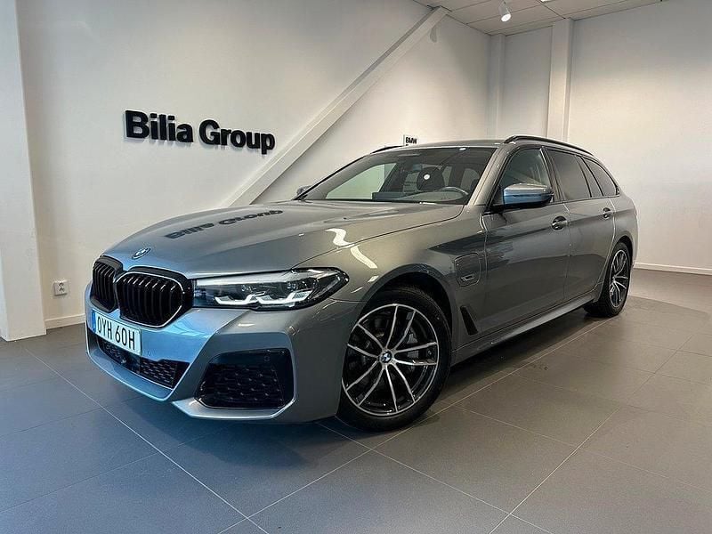 Grå Begagnad 2023 BMW 530e M Sport Kombi | 529 000 kr - Bild 1/4