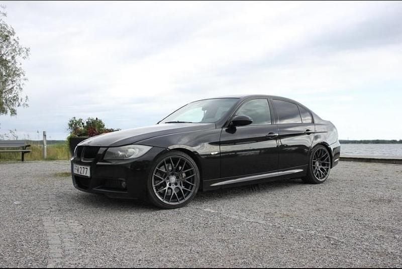 Svart Begagnad 2007 BMW 335 Comfort Edition Sedan | 125 000 kr (Marknadspris) - Bild 1/4