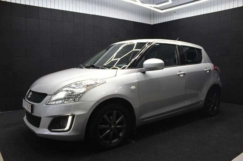 Begagnad Suzuki Swift 94 HK (69 kW) 2016 Silver Halvkombi