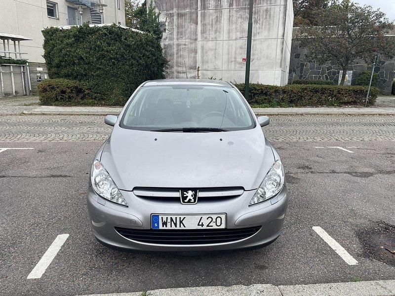 Grå Begagnad 2005 Peugeot 307 Halvkombi | 7 000 kr (Superpris) - Bild 1/3