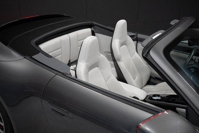 Begagnad Porsche 911 Carrera 4S Cabriolet 450 HK (330 kW) 2024 Flerfärgad Cab