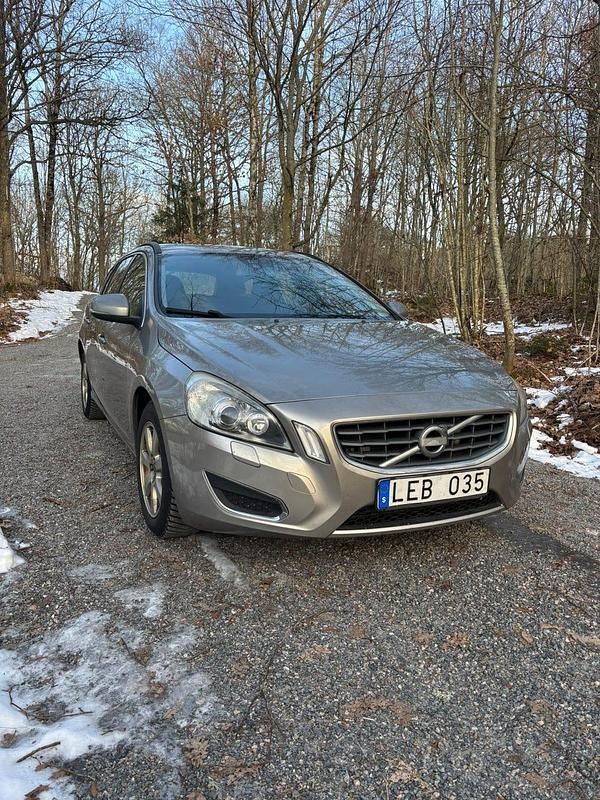 Begagnad 2011 Volvo V60 Kombi | 50 000 kr (Bra pris) - Bild 1/4