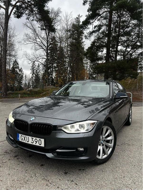Grå Begagnad 2013 BMW 320 Sport Line Sedan | 94 500 kr (Bra pris) - Bild 1/4