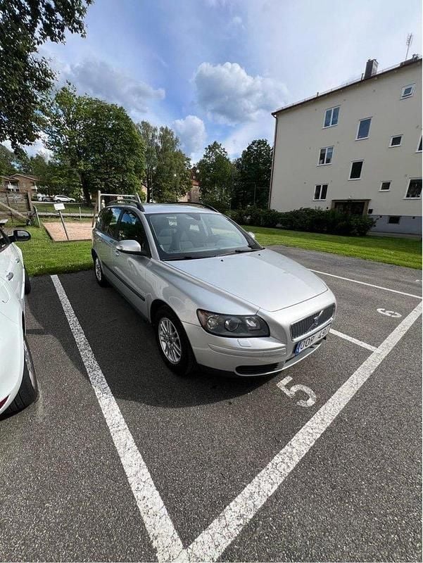 Grå Begagnad 2007 Volvo V50 Kinetic Kombi | 25 000 kr (Bra pris) - Bild 1/4