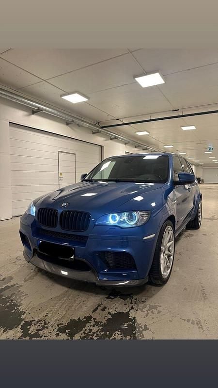 Blå Begagnad 2011 BMW X5 M SUV | 245 000 kr (Marknadspris) - Bild 1/4