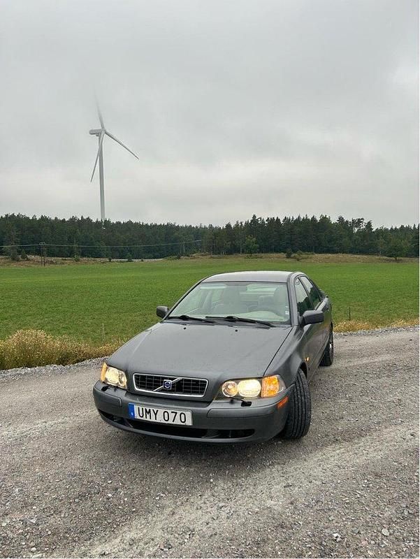 Grå Begagnad 2004 Volvo S40 Sedan | 16 000 kr (Marknadspris) - Bild 1/4