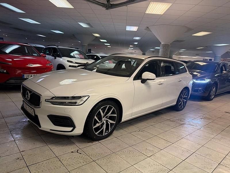 Vit Begagnad 2018 Volvo V60 Momentum Kombi | 205 900 kr (Marknadspris) - Bild 1/4