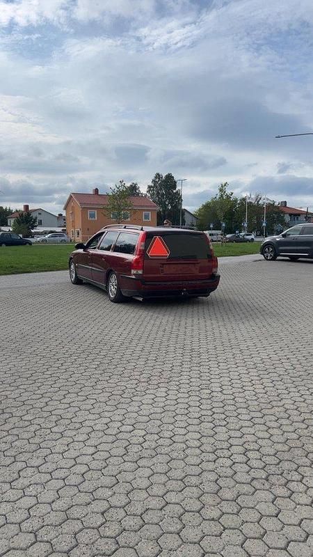Röd Begagnad 2001 Volvo V70 Business Edition Kombi | 28 000 kr (Lite dyr) - Bild 1/4