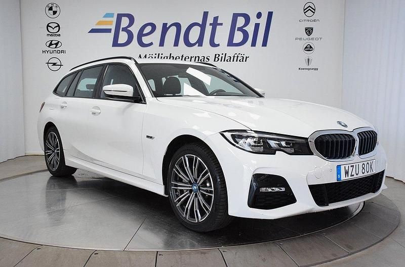 Vit Begagnad 2022 BMW 330e M Sport Kombi | 359 500 kr (Marknadspris) - Bild 1/3