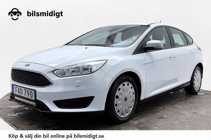 Vit Begagnad 2017 Ford Focus Trend Halvkombi | 97 800 kr (Marknadspris) - Bild 1/3