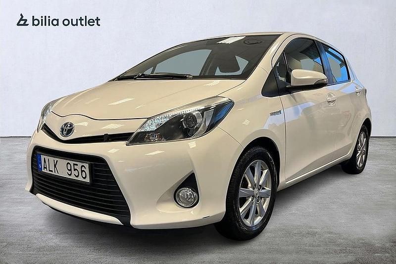 Vit Begagnad 2013 Toyota Yaris Hybrid Active Halvkombi | 104 900 kr (Lite dyr) - Bild 1/3