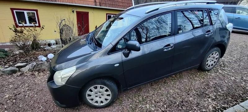 Mörkgrå Begagnad 2012 Toyota Verso Minibuss | 55 000 kr (Marknadspris) - Bild 1/4