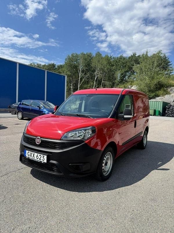 Röd Begagnad 2018 Fiat Doblò Minibuss | 75 000 kr (Superpris) - Bild 1/4