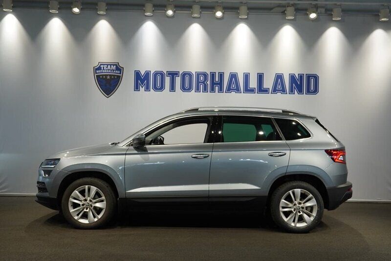 Grå Begagnad 2020 Skoda Karoq SUV | 239 900 kr (Marknadspris) - Bild 1/4