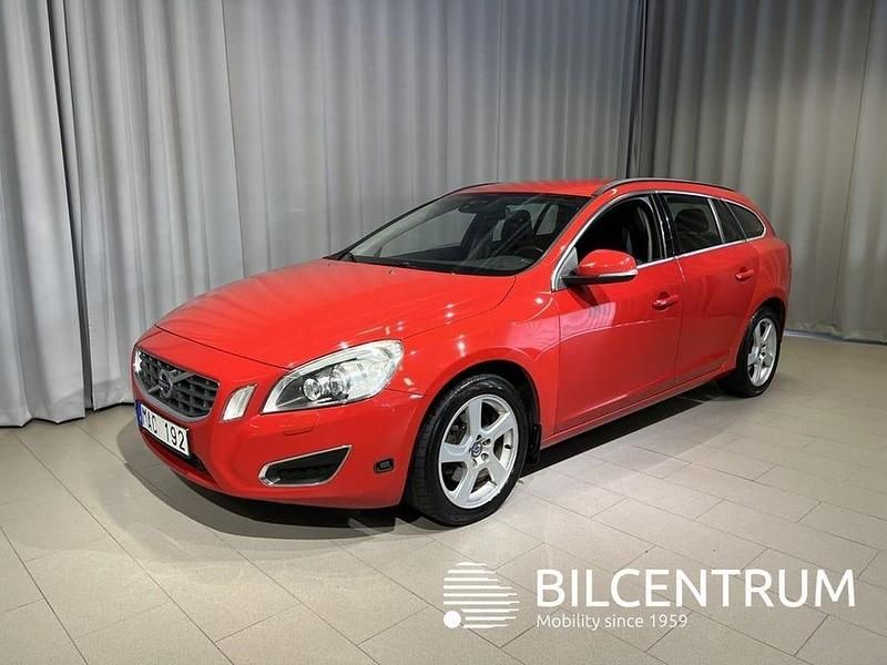 Röd Begagnad 2012 Volvo V60 Momentum Kombi | 94 900 kr (Marknadspris) - Bild 1/4