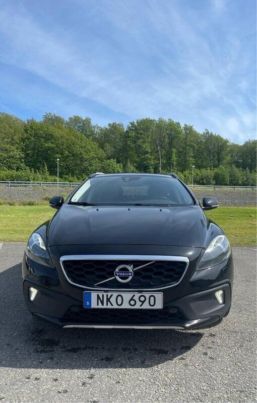 Svart Begagnad 2014 Volvo V40 CC Momentum Kombi | 150 000 kr (Marknadspris) - Bild 1/4