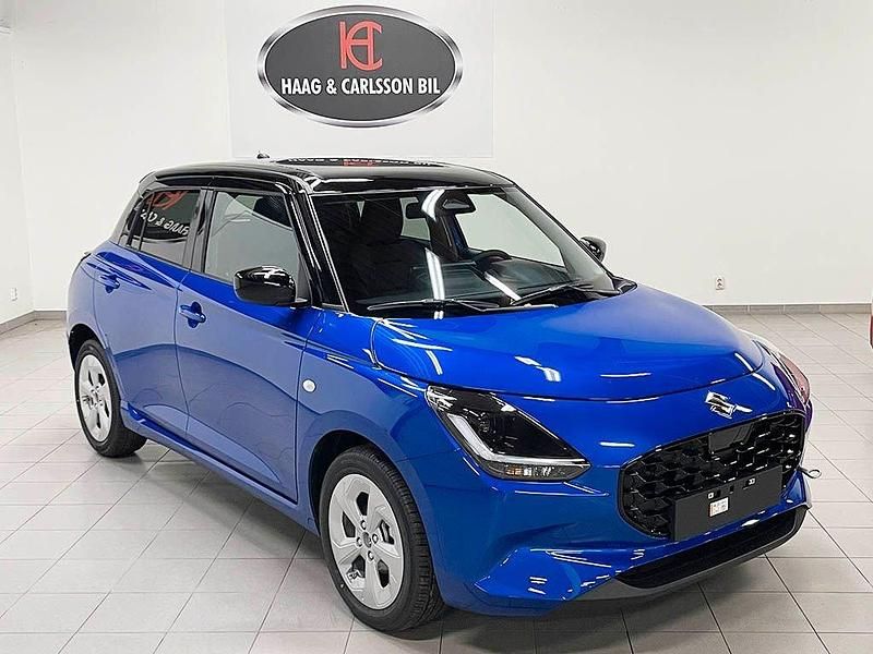 Blå Ny 2025 Suzuki Swift Halvkombi | 258 800 kr (Marknadspris) - Bild 1/3