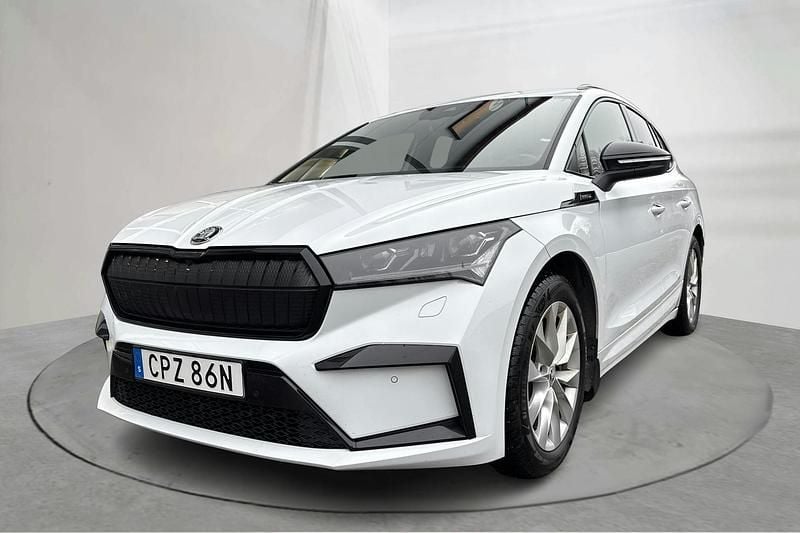Vit Begagnad 2023 Skoda Enyaq iV SportLine SUV | 315 000 kr (Superpris) - Bild 1/4