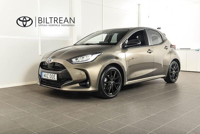 Grön (grön metallic) Begagnad 2023 Toyota Yaris Hybrid Style Halvkombi | 248 900 kr (Marknadspris) - Bild 1/4