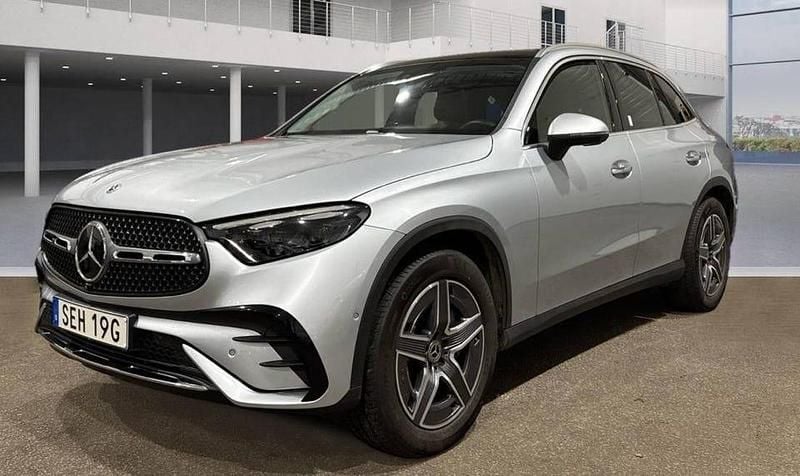 Silver Begagnad 2025 Mercedes GLC220 AMG Line Premium Plus SUV | 695 000 kr - Bild 1/4