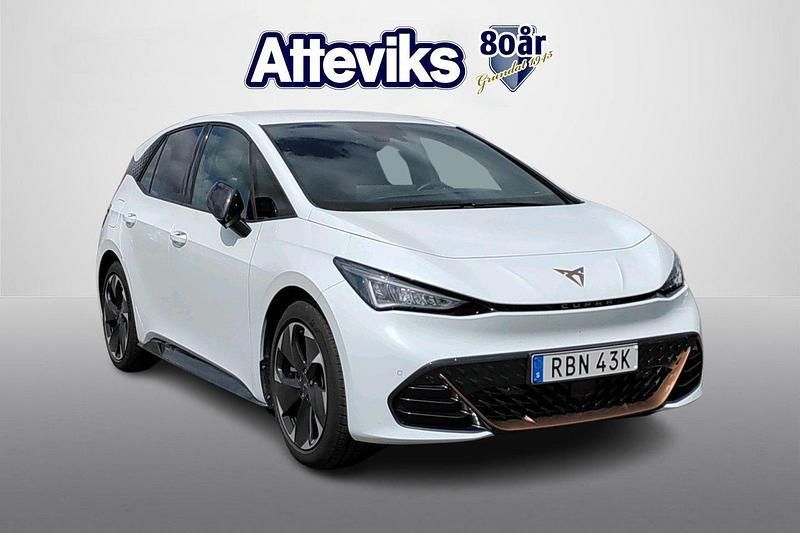 Vit Begagnad 2024 Cupra Born e-Boost Halvkombi | 394 000 kr (Dyr) - Bild 1/4