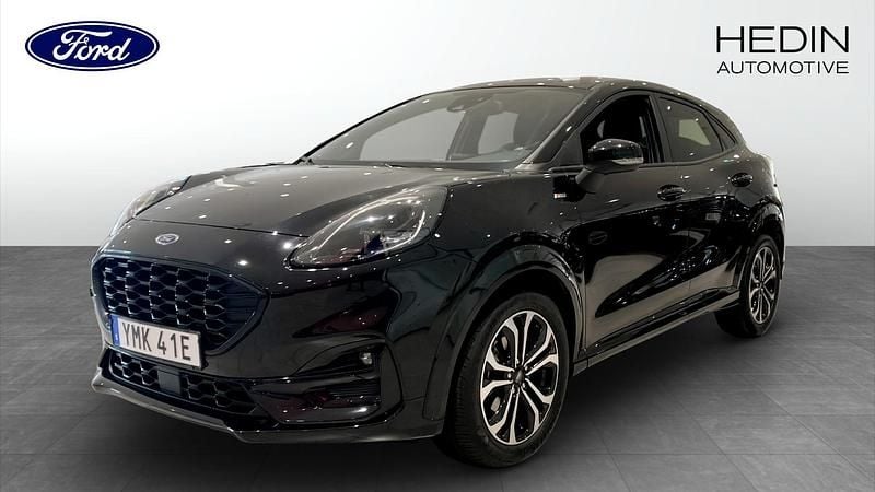 Svart (black) Begagnad 2022 Ford Puma Gen-E ST-Line SUV | 199 900 kr (Superpris) - Bild 1/4