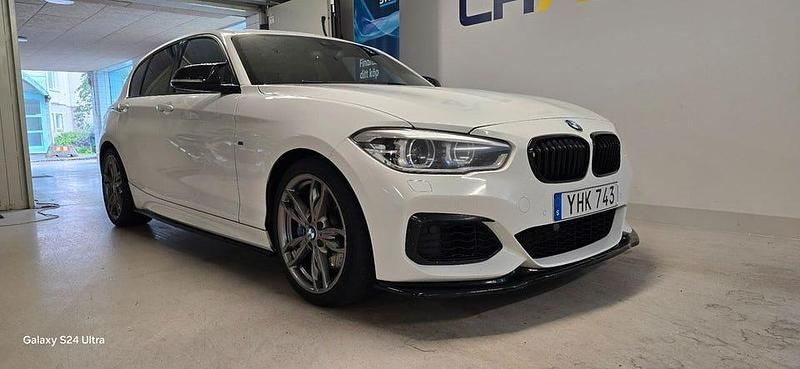 Vit Begagnad 2017 BMW M140 M Sport Halvkombi | 329 900 kr (Marknadspris) - Bild 1/4