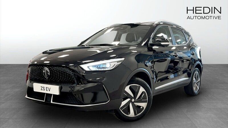 Svart (black) Begagnad 2022 MG ZS Luxury Sedan | 244 900 kr (Superpris) - Bild 1/4
