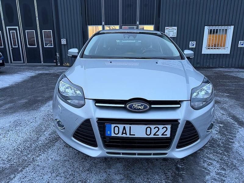 Grå Begagnad 2013 Ford Focus Titanium Halvkombi | 69 990 kr (Marknadspris) - Bild 1/4