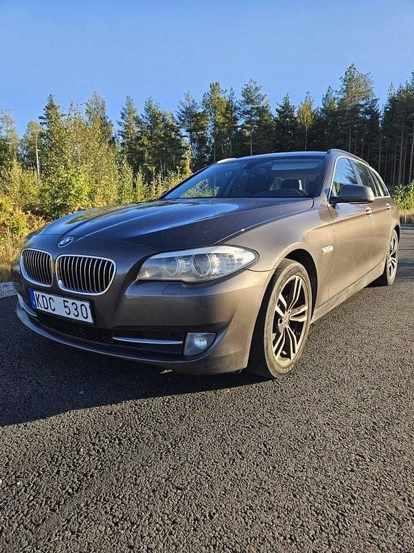 Brun Begagnad 2013 BMW 520 Kombi | 94 900 kr (Superpris) - Bild 1/4