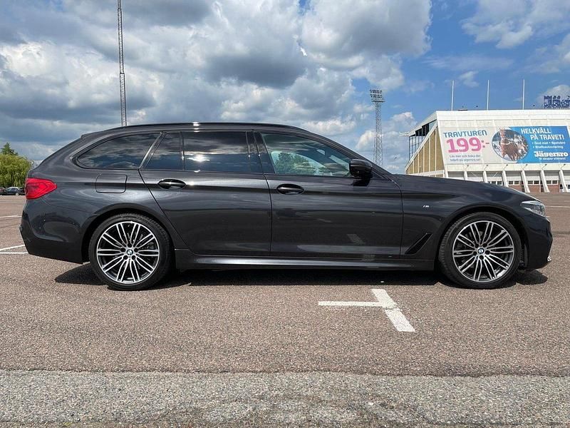 Grå Begagnad 2019 BMW 520 M Sport Kombi | 365 000 kr (Dyr) - Bild 1/4