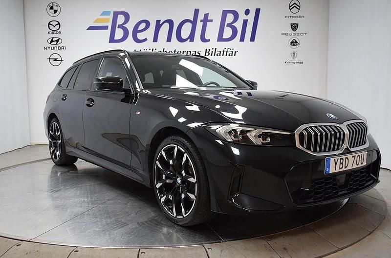 Black sapphire metallic Begagnad 2025 BMW 330e M Sport Kombi | 549 500 kr - Bild 1/3