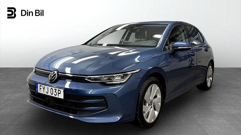 Mörkblå Begagnad 2024 VW Golf VIII Life Halvkombi | 309 900 kr (Marknadspris) - Bild 1/4