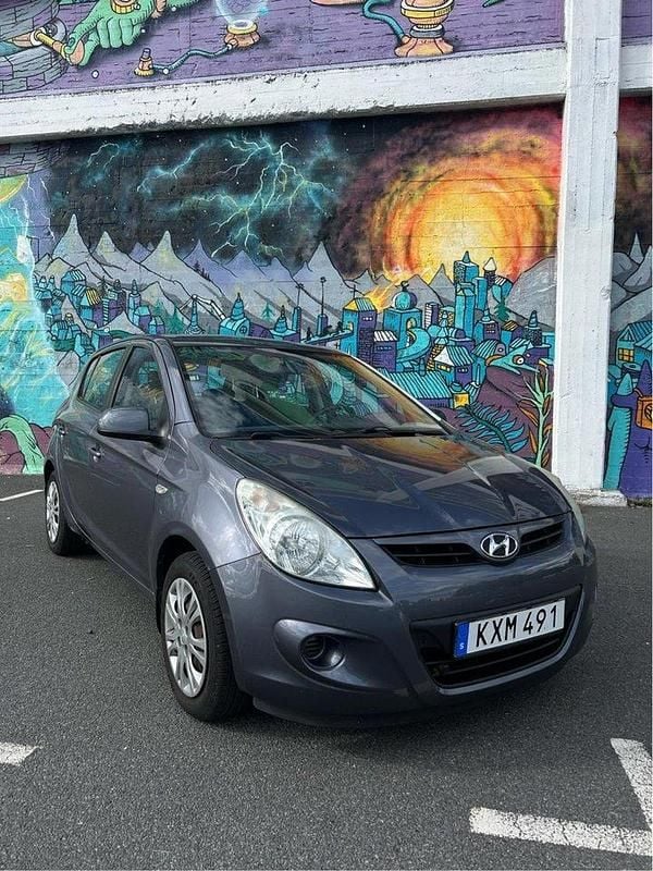 Grå Begagnad 2011 Hyundai i20 Select Halvkombi | 24 999 kr (Superpris) - Bild 1/4