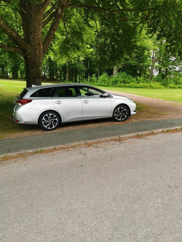 Silver Begagnad 2016 Toyota Auris Active Kombi | 110 000 kr (Marknadspris) - Bild 1/4