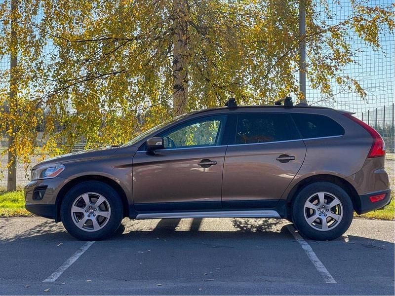 Brun Begagnad 2010 Volvo XC60 Momentum SUV | 79 499 kr (Superpris) - Bild 1/4