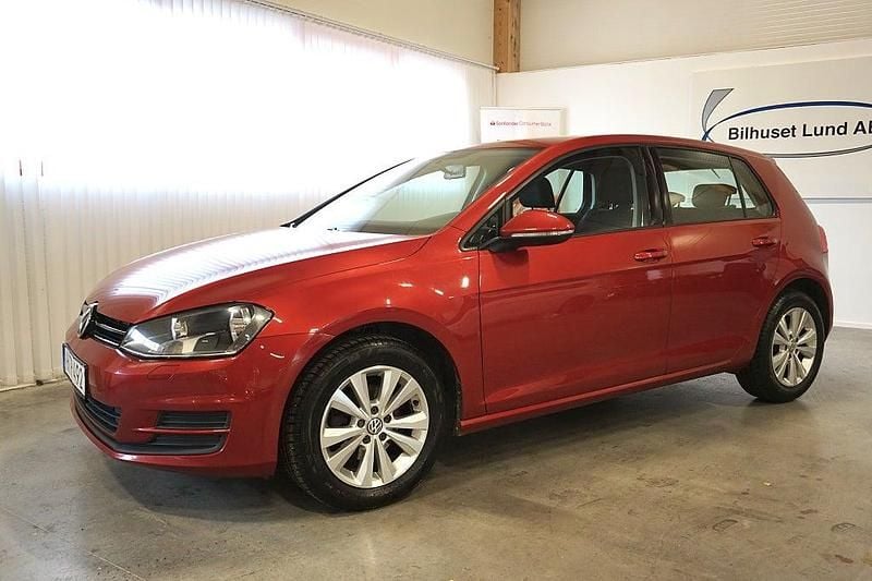 Röd Begagnad 2015 VW Golf VII Halvkombi | 119 000 kr (Marknadspris) - Bild 1/4