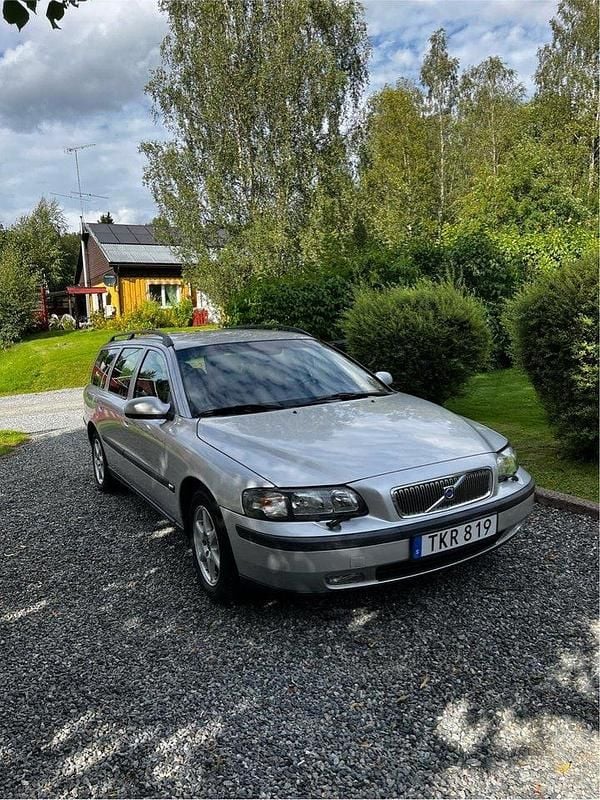 Grå Begagnad 2002 Volvo V70 Kombi | 22 000 kr (Marknadspris) - Bild 1/4