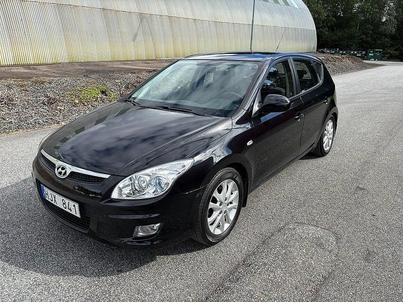 Svart Begagnad 2007 Hyundai i30 Halvkombi | 55 000 kr (Marknadspris) - Bild 1/4