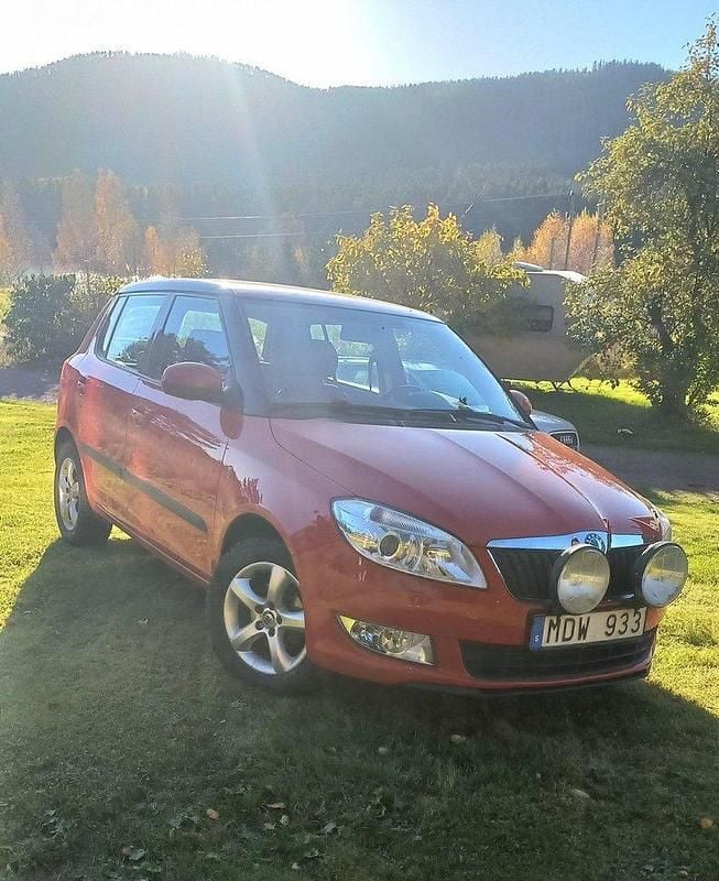 Röd Begagnad 2012 Skoda Fabia Elegance Halvkombi | 40 000 kr (Marknadspris) - Bild 1/4