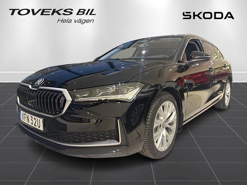Ebony black metallic Ny 2025 Skoda Superb Selection Kombi | 490 600 kr (Marknadspris) - Bild 1/4