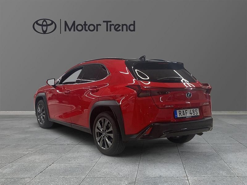 Begagnad Lexus UX 250h Sport Design Packet 186 HK (136 kW) 2022 Röd SUV