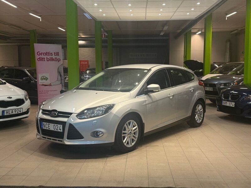 Grå Begagnad 2013 Ford Focus Titanium Halvkombi | 59 900 kr (Marknadspris) - Bild 1/4
