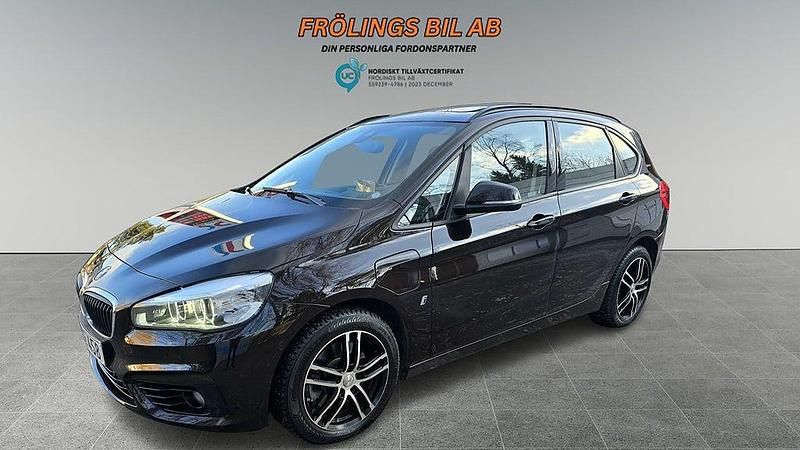 Brun Begagnad 2018 BMW 225 Active Tourer Sport Line Minibuss | 174 900 kr (Bra pris) - Bild 1/4
