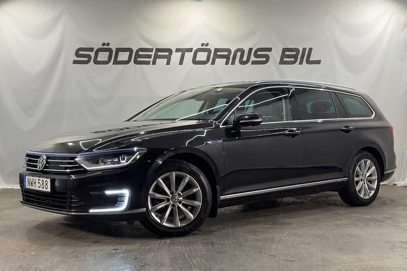 Svart (svart metallic) Begagnad 2017 VW Passat GTE Kombi | 134 900 kr (Superpris) - Bild 1/4